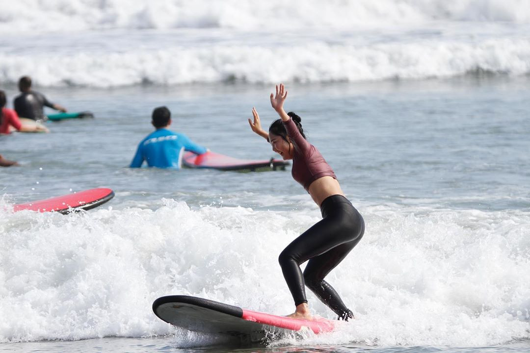 Surfing-di-Pantai-Kuta-Bali-Dewata-ID.jpg